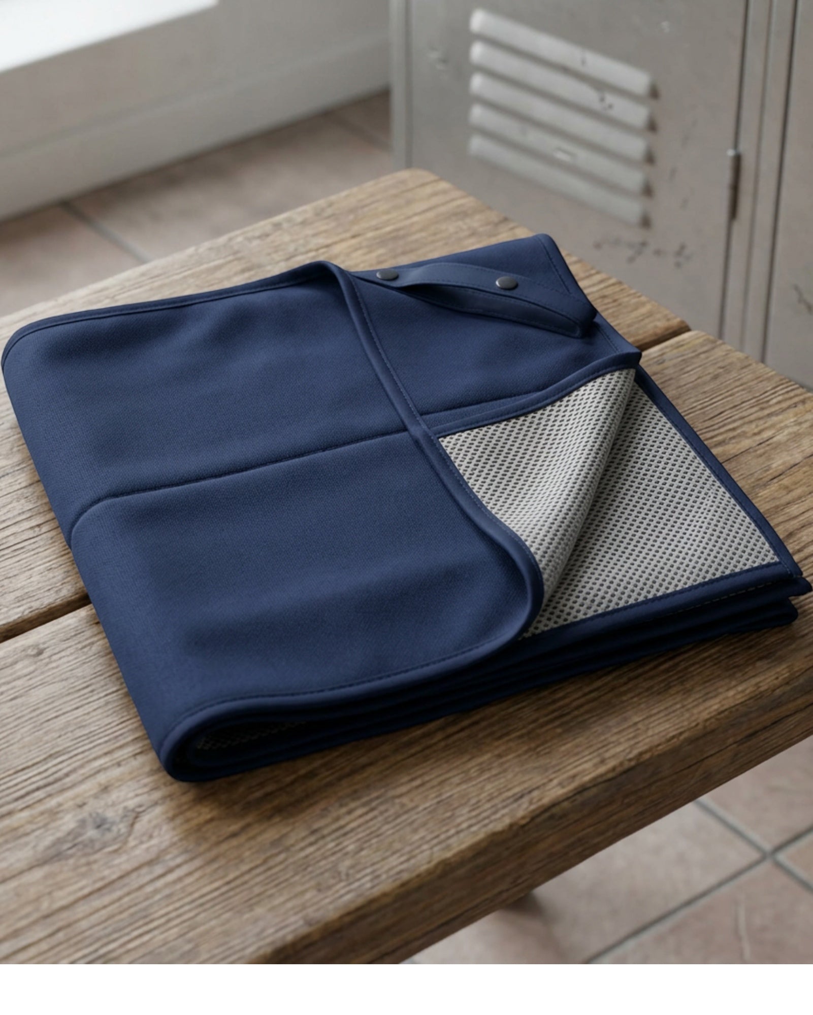 Zxkvd Double-Layer Mesh-Backed Training Towel 72 x 34 cm Navy Silver - Lifestyle view